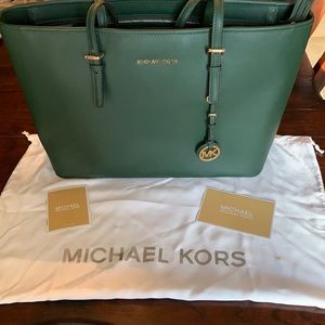 Hunter Green, Michael Kors Jet Set medium travel jet set bag